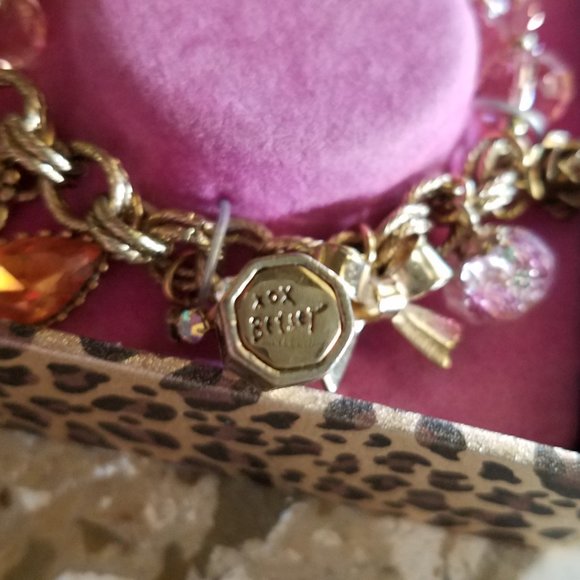 💄💋Betsey Johnson RARE & HARD TO FIND Lipstick Charm Bracelet - NWT&B💋💄 - Picture 2 of 15